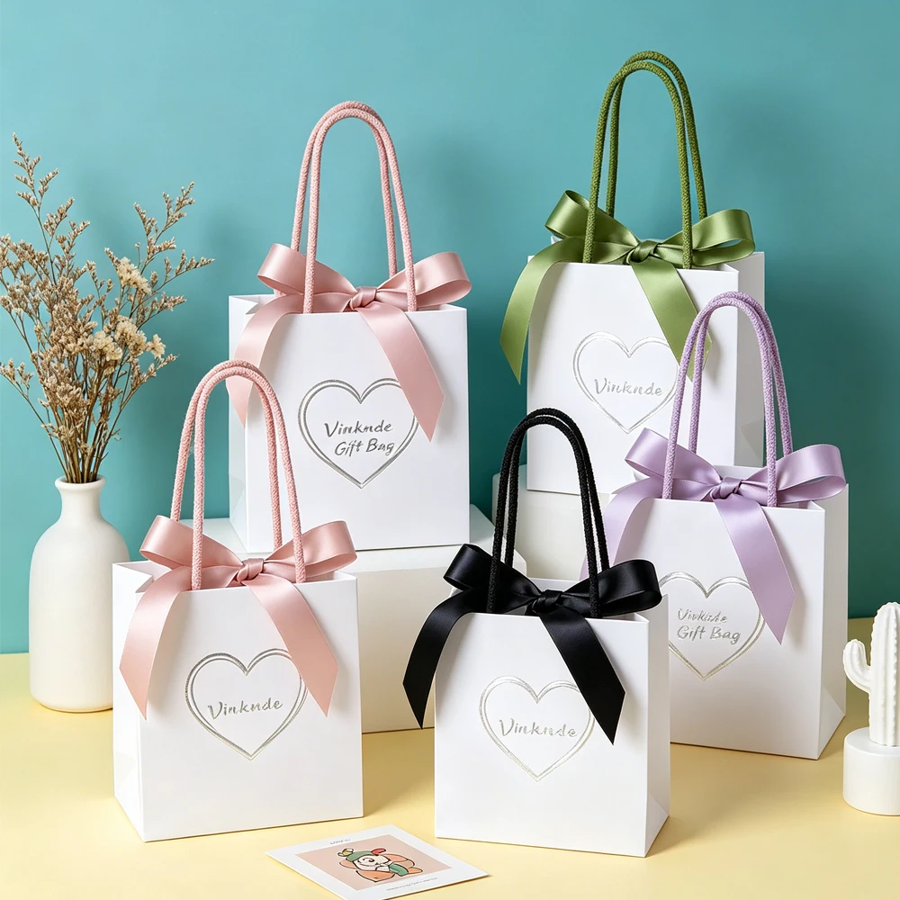 Custom Logo 15.5x13.5x7.5cm Shopping Boutique Jewelry Gift Paper Tote Bags with Bow Ribbon Perfume Earrings Wig Packaging Bag
Custom Logo 15.5x13.5x7.5cm Shopping Boutique Jewelry Gift Paper Tote Bags with Bow Ribbon Perfume Earrings Wig Packaging Bag