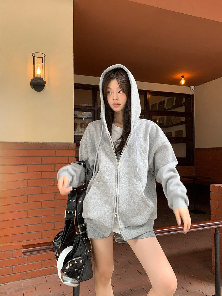 Утепленный флисовый кардиган с капюшоном, женская верхняя одежда, осенне-зимняя новинка, корейский свободный топ с длинными рукавами
Утепленный флисовый кардиган с капюшоном, женская верхняя одежда, осенне-зимняя новинка, корейский свободный топ с длинными рукавами