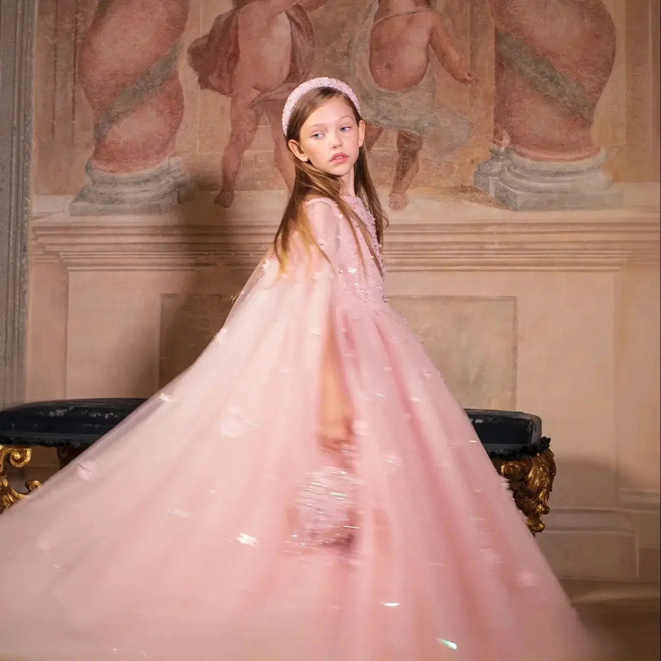 Custom Girls Luxury Cape Style Beaded Tulle Flower Girl Dress With 3D Flowers Wedding Party Gown Birthday Party Pageant Runway
Custom Girls Luxury Cape Style Beaded Tulle Flower Girl Dress With 3D Flowers Wedding Party Gown Birthday Party Pageant Runway