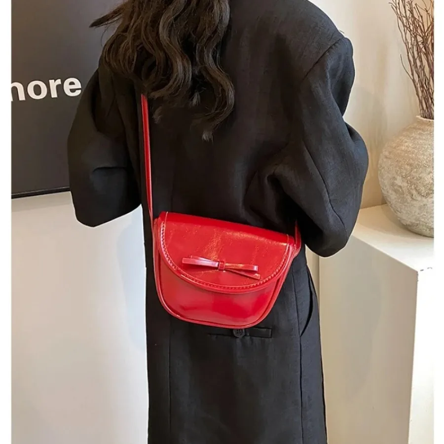 Summer new fashion high-level sense of wild foreign-style slanting across the bag simple bow single shoulder bucket bag
Summer new fashion high-level sense of wild foreign-style slanting across the bag simple bow single shoulder bucket bag