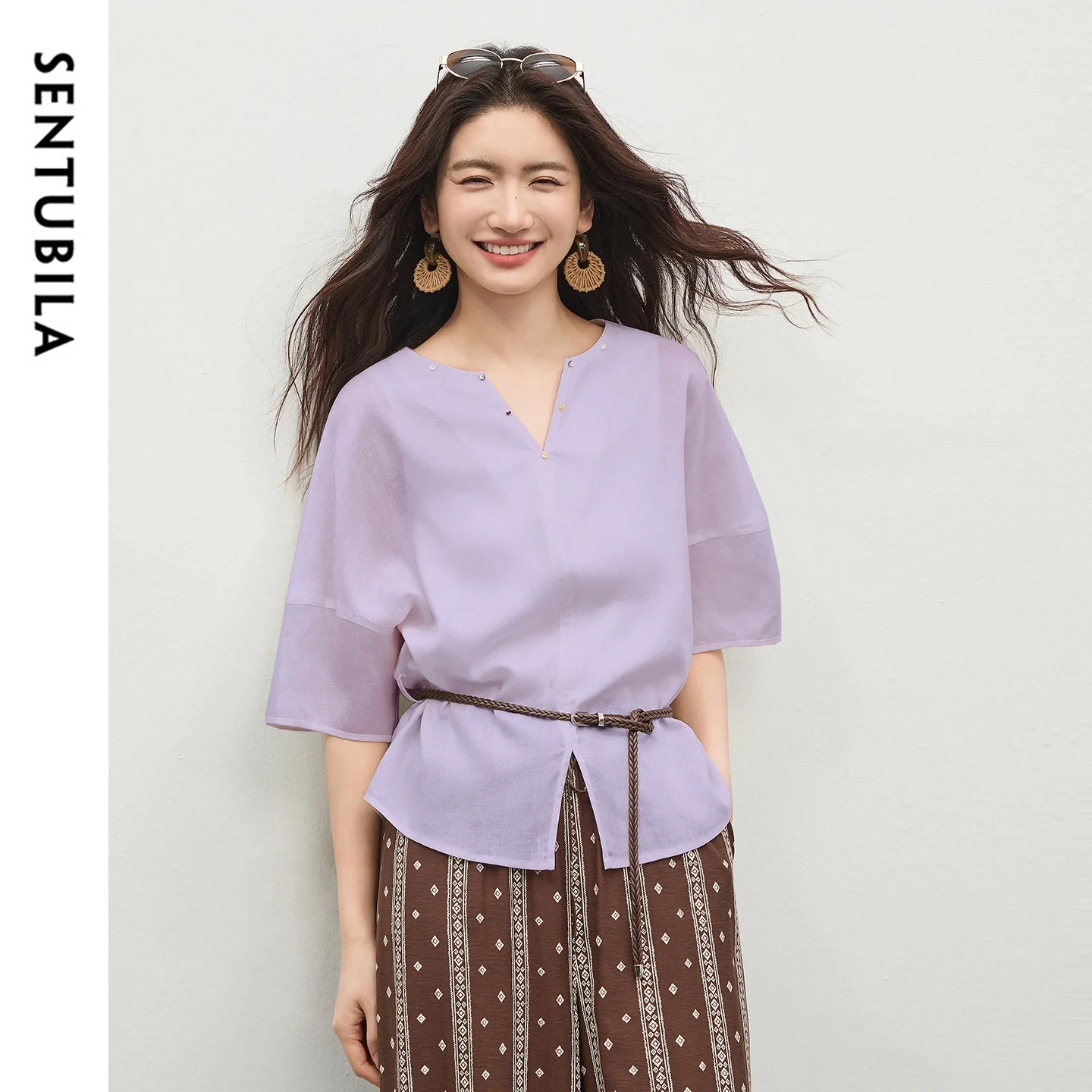 Женская минималистичная офисная шифоновая блузка SENTUBILA с V-образным вырезом, съемным контрастным поясом, разрезом по низу и спущенным плечом 162VA6594
Женская минималистичная офисная шифоновая блузка SENTUBILA с V-образным вырезом, съемным контрастным поясом, разрезом по низу и спущенным плечом 162VA6594