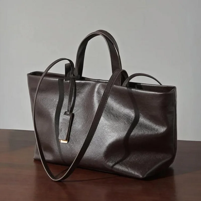 Fashion Luxury Women's Handbag New Simple High-end Solid Color Shoulder Bag Large Capacity Commuter Retro Tote Bag Underarm Bag
Fashion Luxury Women's Handbag New Simple High-end Solid Color Shoulder Bag Large Capacity Commuter Retro Tote Bag Underarm Bag