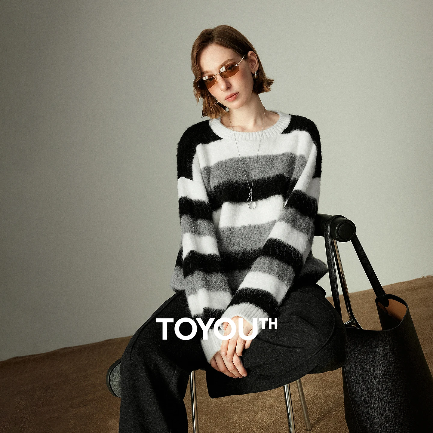 TOYOUTH Wool-blend Sweater for Women 2025 Winter New Crew Neck Loose Black-and-White Stripe Atmosphere Long Pile Top
TOYOUTH Wool-blend Sweater for Women 2025 Winter New Crew Neck Loose Black-and-White Stripe Atmosphere Long Pile Top