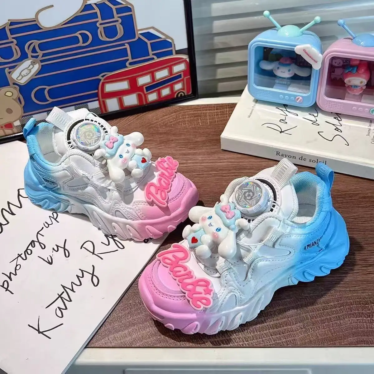 Новинка 2023 года, детские кроссовки Cinnamoroll, повседневная обувь, детские теннисные туфли для девочек с героями мультфильмов, милые модные детские красочные туфли на плоской подошве
Новинка 2023 года, детские кроссовки Cinnamoroll, повседневная обувь, детские теннисные туфли для девочек с героями мультфильмов, милые модные детские красочные туфли на плоской подошве