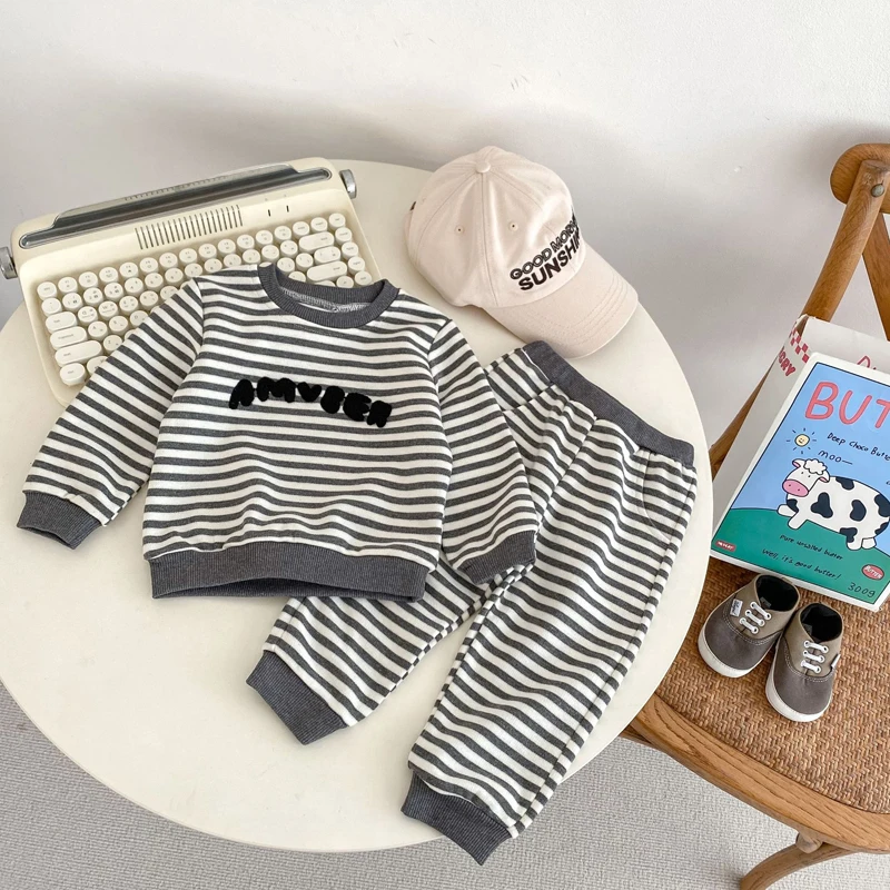 New spring baby set for 0-2 years old, striped letter towel embroidery long-sleeved top + striped trousers
New spring baby set for 0-2 years old, striped letter towel embroidery long-sleeved top + striped trousers