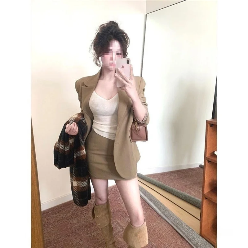 Fashionable Autumnal Women's Suit Set with Jacket Strap Halter Skirt Vintage Anti-aging Ensemble Citywalk Country Style
Fashionable Autumnal Women's Suit Set with Jacket Strap Halter Skirt Vintage Anti-aging Ensemble Citywalk Country Style