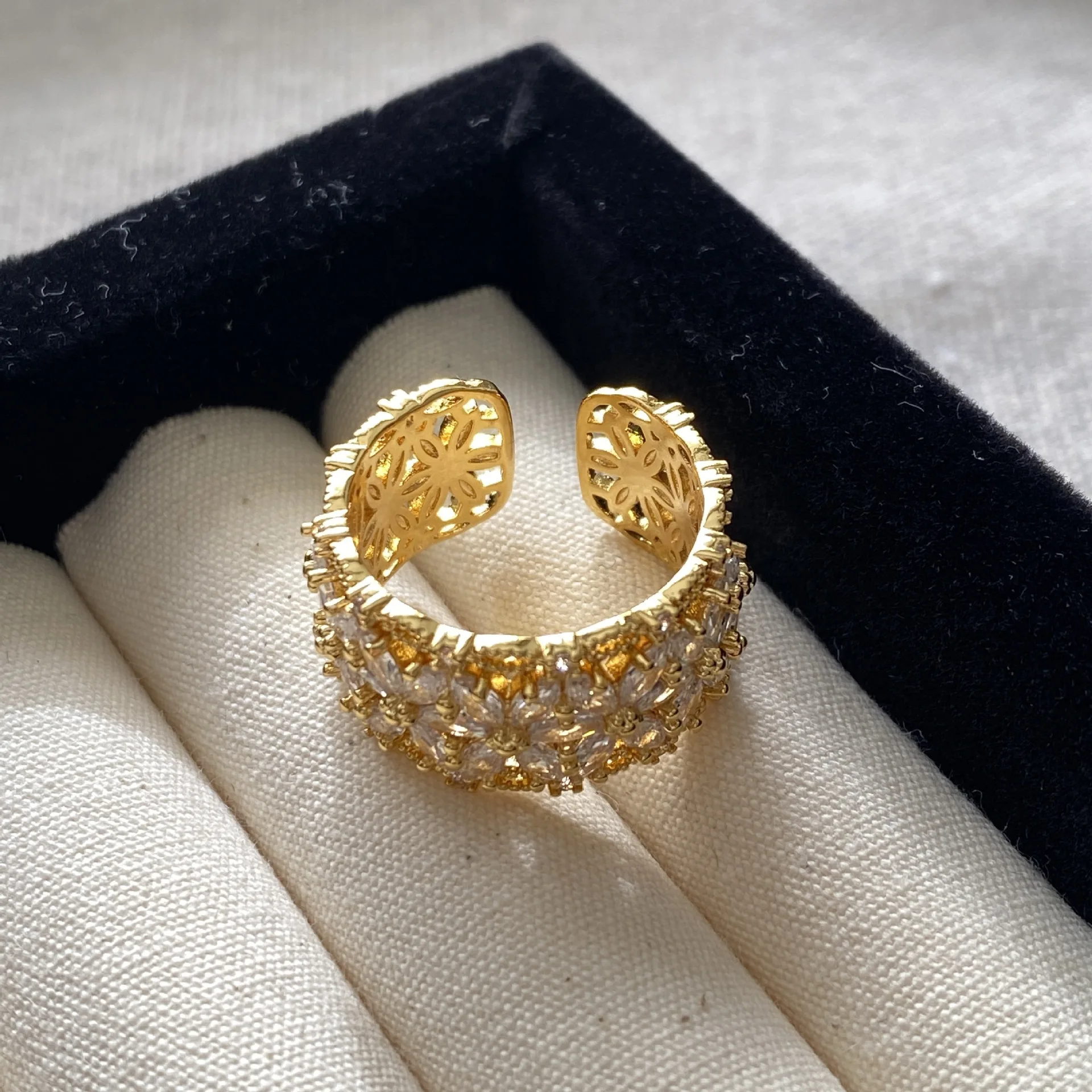 Metal Inlaid Zircon Hollow Ring With Exaggerated Personality, Fashionable Luxury, Niche Design, Adjustable Opening Ring
Metal Inlaid Zircon Hollow Ring With Exaggerated Personality, Fashionable Luxury, Niche Design, Adjustable Opening Ring