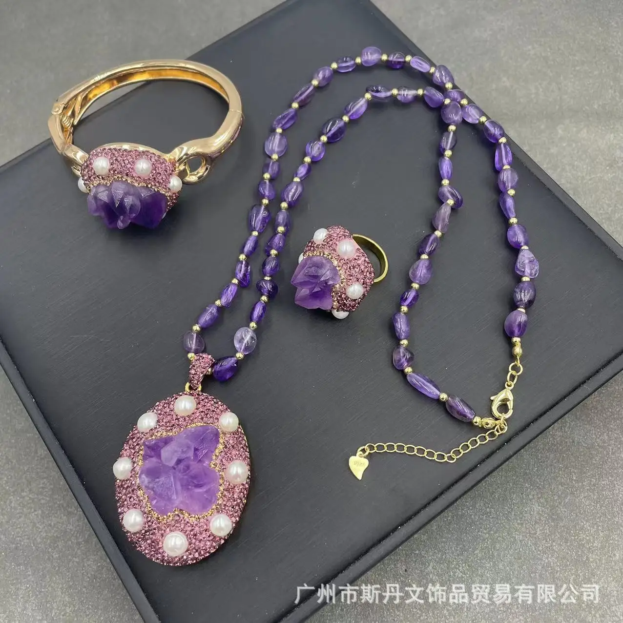 Natural rough stone amethyst flower inlaid pearl three-piece set French raw ore jewelry handmade set pendant bracelet ring
Natural rough stone amethyst flower inlaid pearl three-piece set French raw ore jewelry handmade set pendant bracelet ring
