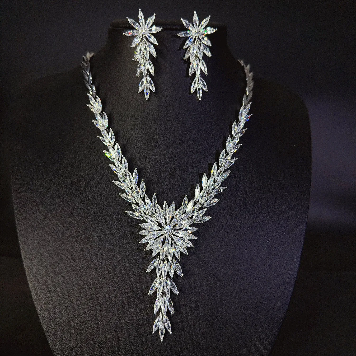 Everyday premium sparkle sliver color necklace earrings women dress decoration light luxury jewelry wedding party gift M-904
Everyday premium sparkle sliver color necklace earrings women dress decoration light luxury jewelry wedding party gift M-904