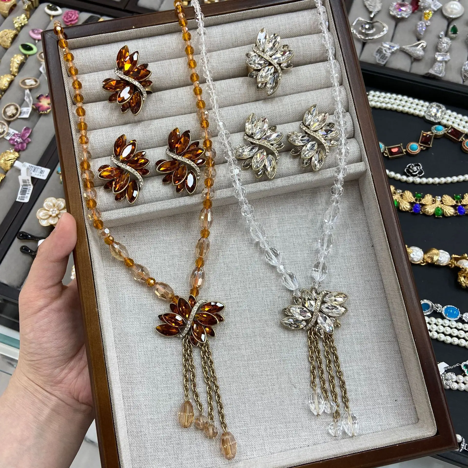 Women's Fashion Full Rhinestone Irregular Geometric Brass Necklace Ring Earring Set Elegant Simple Jewelry Accessory
Women's Fashion Full Rhinestone Irregular Geometric Brass Necklace Ring Earring Set Elegant Simple Jewelry Accessory