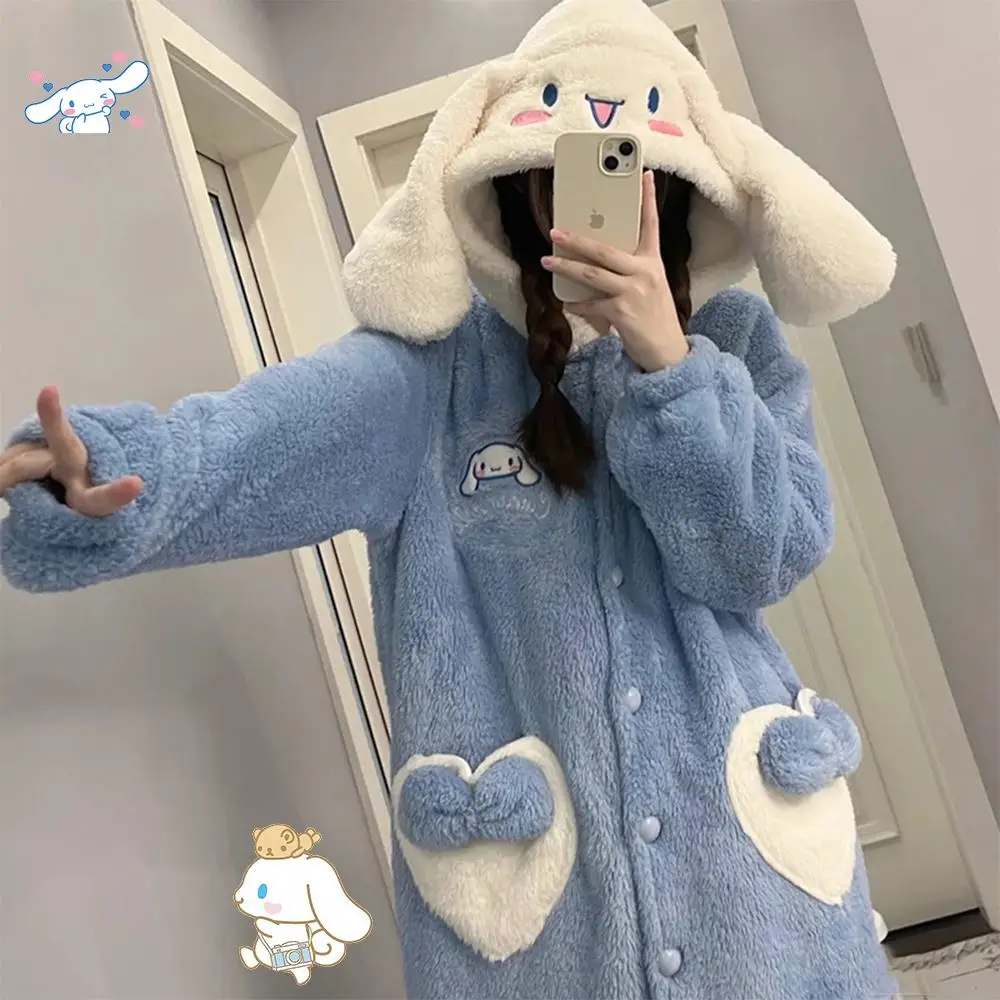 Cinnamoroll Miniso для взрослых Cinnamoroll, карнавальный костюм, халаты, кигуруми, аниме, ночная рубашка, теплый ночной халат на Хэллоуин с героями мультфильмов, пижамы
Cinnamoroll Miniso для взрослых Cinnamoroll, карнавальный костюм, халаты, кигуруми, аниме, ночная рубашка, теплый ночной халат на Хэллоуин с героями мультфильмов, пижамы