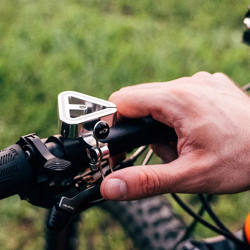 Aluminum bicycle bell with clear sound and quick installation Durable weatherproof design Suitable for mountain and road bikes
Aluminum bicycle bell with clear sound and quick installation Durable weatherproof design Suitable for mountain and road bikes