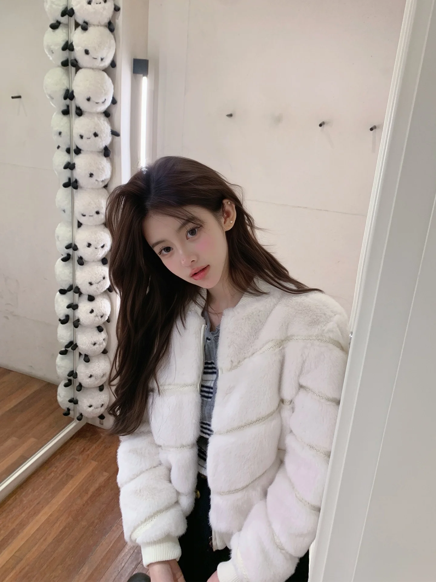 Monica AkiQiu Роскошное женское пальто с мехом, свободное теплое пальто Plu Jaet, повседневное длинное свековое пальто с застежкой-молнией
Monica AkiQiu Роскошное женское пальто с мехом, свободное теплое пальто Plu Jaet, повседневное длинное свековое пальто с застежкой-молнией