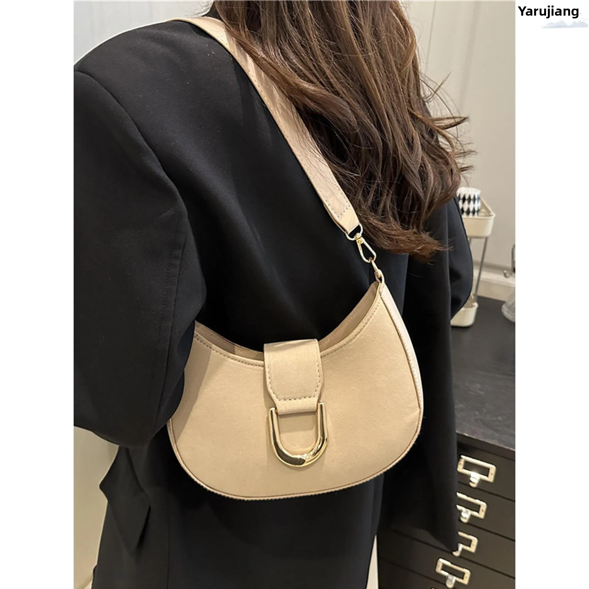 2025 New Simple Moon Tooth Bag Women's Single oulder Slant Crossbody Bag Metal Bule Decoration Design Sensation Bags
2025 New Simple Moon Tooth Bag Women's Single oulder Slant Crossbody Bag Metal Bule Decoration Design Sensation Bags