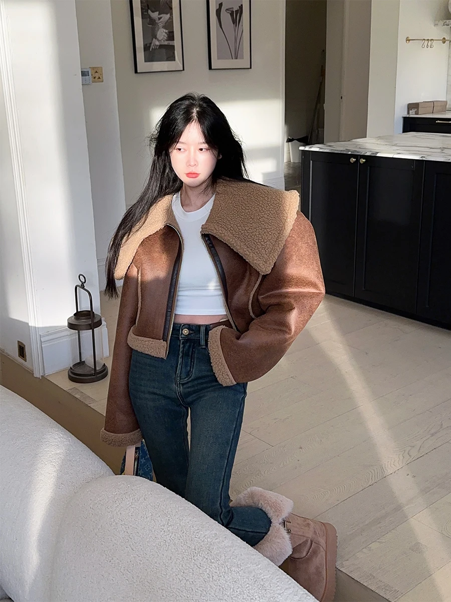 Сексуальная утепленная куртка из овечьего меха для женщин, зимнее пальто с большим воротником, цельное, из кожи и меха, с меховой отделкой, на молнии.
Сексуальная утепленная куртка из овечьего меха для женщин, зимнее пальто с большим воротником, цельное, из кожи и меха, с меховой отделкой, на молнии.