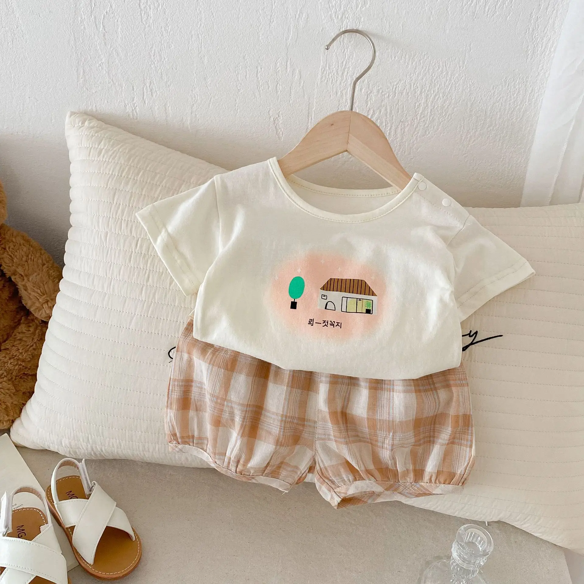 Girls Refreshing Set 0-5-year-old Summer Korean Children's Wear Baby Cartoon T-shirt Checkered Shorts Two Piece Set
Girls Refreshing Set 0-5-year-old Summer Korean Children's Wear Baby Cartoon T-shirt Checkered Shorts Two Piece Set