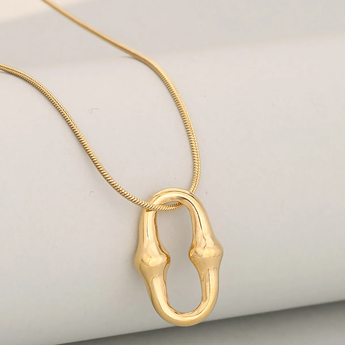 Niche Unique Pig Nose Vintage Stainless Steel Bone Snake Pendant Necklace for Women and Men, Fashion Accessories
Niche Unique Pig Nose Vintage Stainless Steel Bone Snake Pendant Necklace for Women and Men, Fashion Accessories