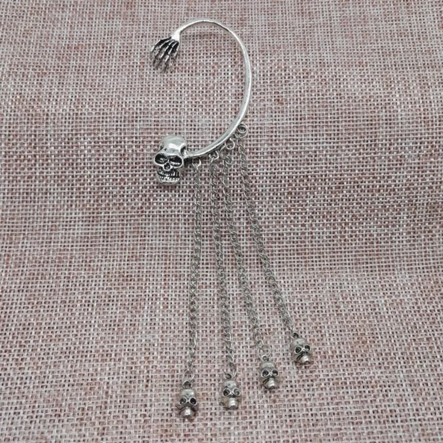 Серьги с кисточками и заклепками с черепом
Серьги с кисточками и заклепками с черепом