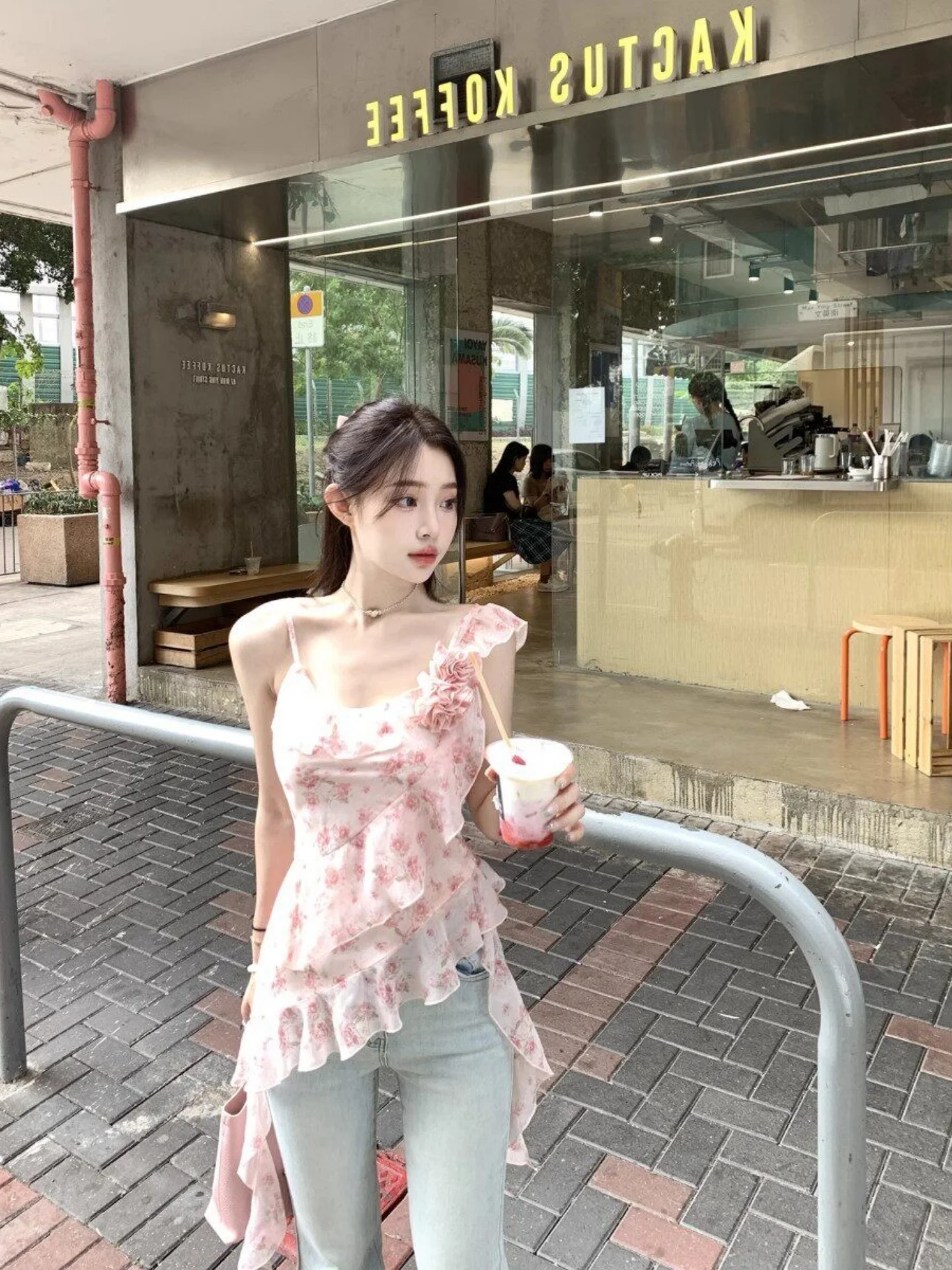 Summer New Design Irregular Floral Print Sexy Girl Sash Lace Trim Women's Top Beautiful Sleeveless round Neck Gown for Young ...
Summer New Design Irregular Floral Print Sexy Girl Sash Lace Trim Women's Top Beautiful Sleeveless round Neck Gown for Young ...