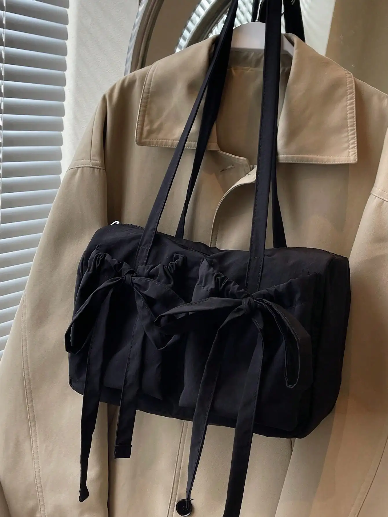 1pc Elegant Bowling Bag Style Shoulder Bag For Women, Large Capacity And Soft Body
1pc Elegant Bowling Bag Style Shoulder Bag For Women, Large Capacity And Soft Body