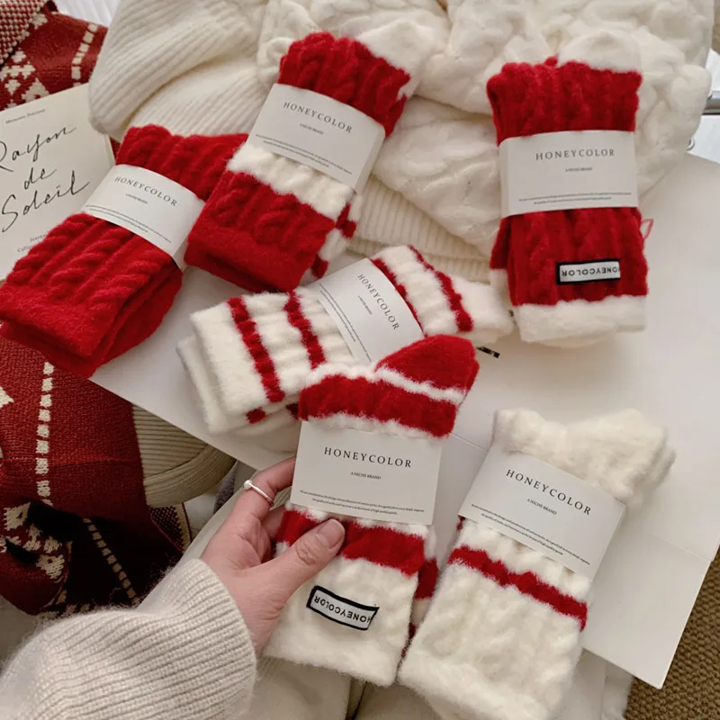 Winter Warm Cashmere Socks Women's Thicken Red Stripes Middle Socks Coral Velvet Stockings Home New Year's Party Christmas Gifts
Winter Warm Cashmere Socks Women's Thicken Red Stripes Middle Socks Coral Velvet Stockings Home New Year's Party Christmas Gifts