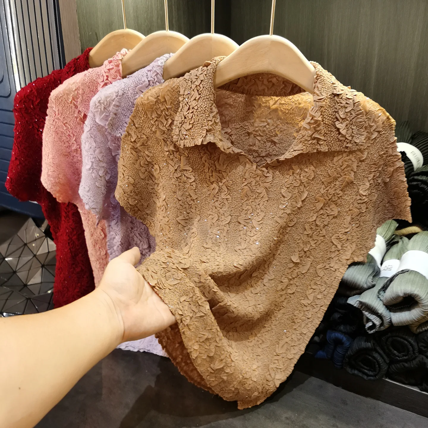 Плиссированная футболка Miyake, простая плиссированная футболка с воротником-стойкой, женские летние новые универсальные тонкие однотонные плиссированные топы
Плиссированная футболка Miyake, простая плиссированная футболка с воротником-стойкой, женские летние новые универсальные тонкие однотонные плиссированные топы