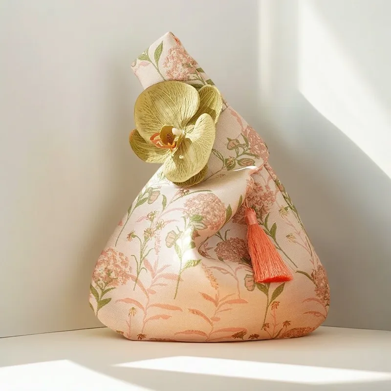 Flower Pendant Lunch Bag Cosmetic Bag Women Chinese Style Handbag Tassel Wrist Bag Wedding Gift Pouch Cheongsam Accessories
Flower Pendant Lunch Bag Cosmetic Bag Women Chinese Style Handbag Tassel Wrist Bag Wedding Gift Pouch Cheongsam Accessories