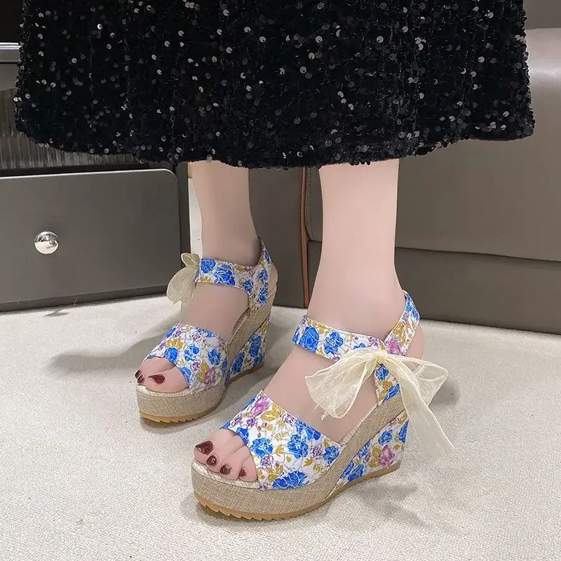 Vintage Flowers Wedge With Platform Waterproof Woman Shoes On Sale Daily Comfortable and Elegant Anti Slip Hot Sandals for Women
Vintage Flowers Wedge With Platform Waterproof Woman Shoes On Sale Daily Comfortable and Elegant Anti Slip Hot Sandals for Women