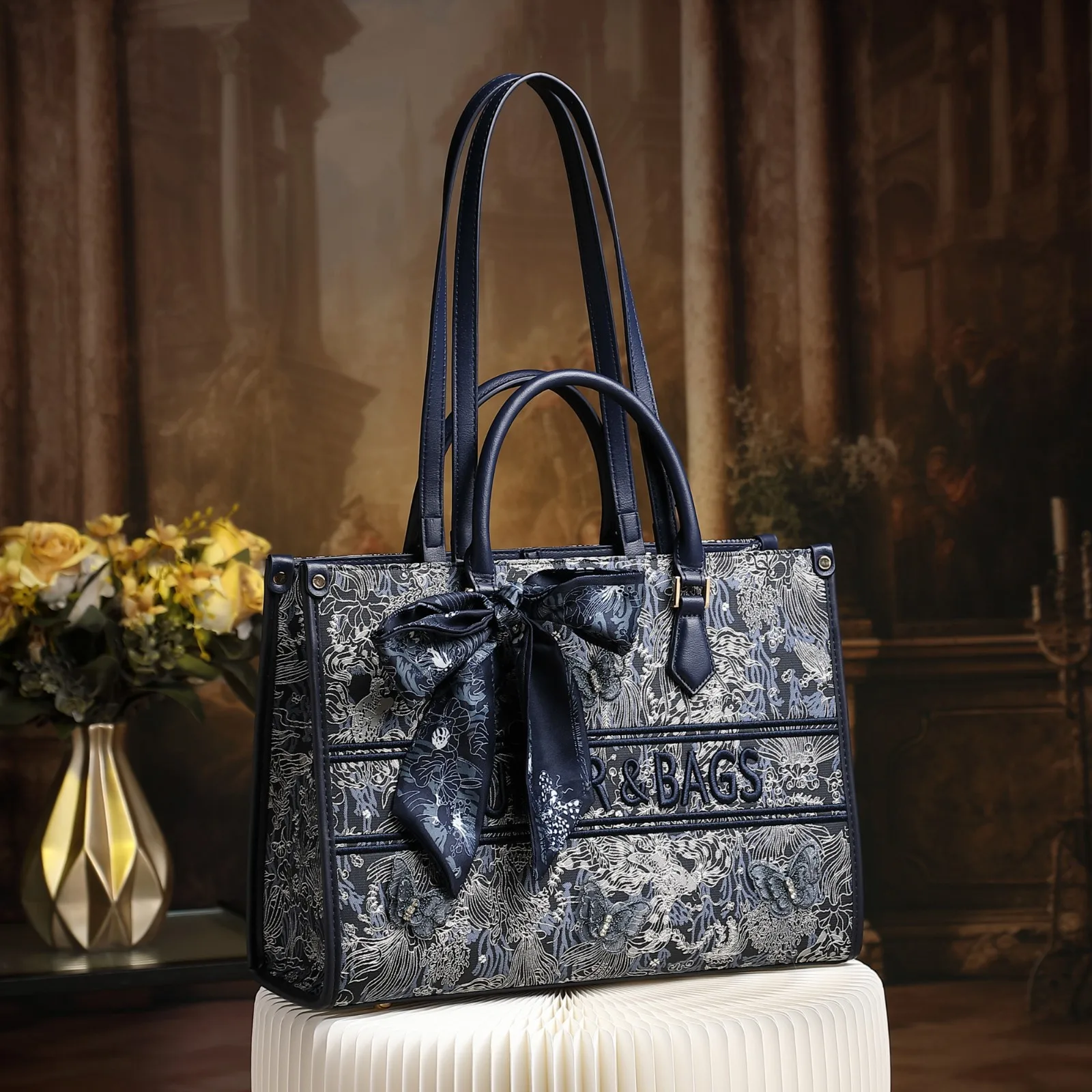 Легкая роскошная женская сумка через плечо, новинка сезона 2026, модная и универсальная, в китайском стиле, с вышивкой, класса люкс
Легкая роскошная женская сумка через плечо, новинка сезона 2026, модная и универсальная, в китайском стиле, с вышивкой, класса люкс