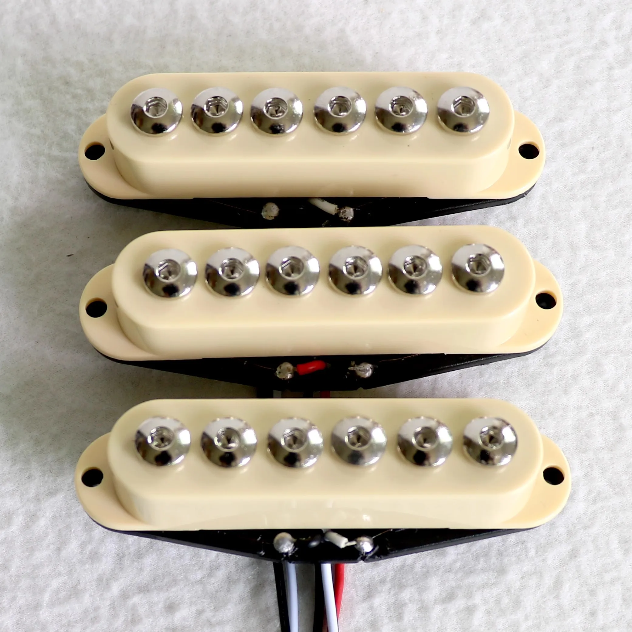 Electric guitar single pickup medium frequency strong ceramic large hex point black and white yellow
Electric guitar single pickup medium frequency strong ceramic large hex point black and white yellow