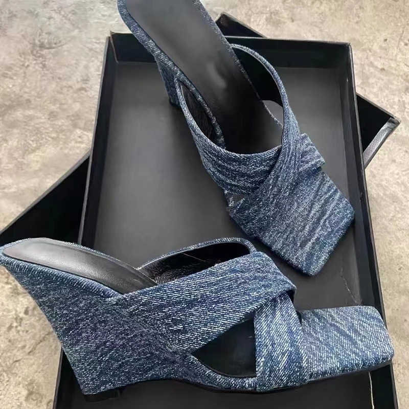Ladies Simple Retro Sandals Summer Classic Personality Blue Denim Middle Heel Slippers Cloth Casual Thick High Heel Women Shoes
Ladies Simple Retro Sandals Summer Classic Personality Blue Denim Middle Heel Slippers Cloth Casual Thick High Heel Women Shoes