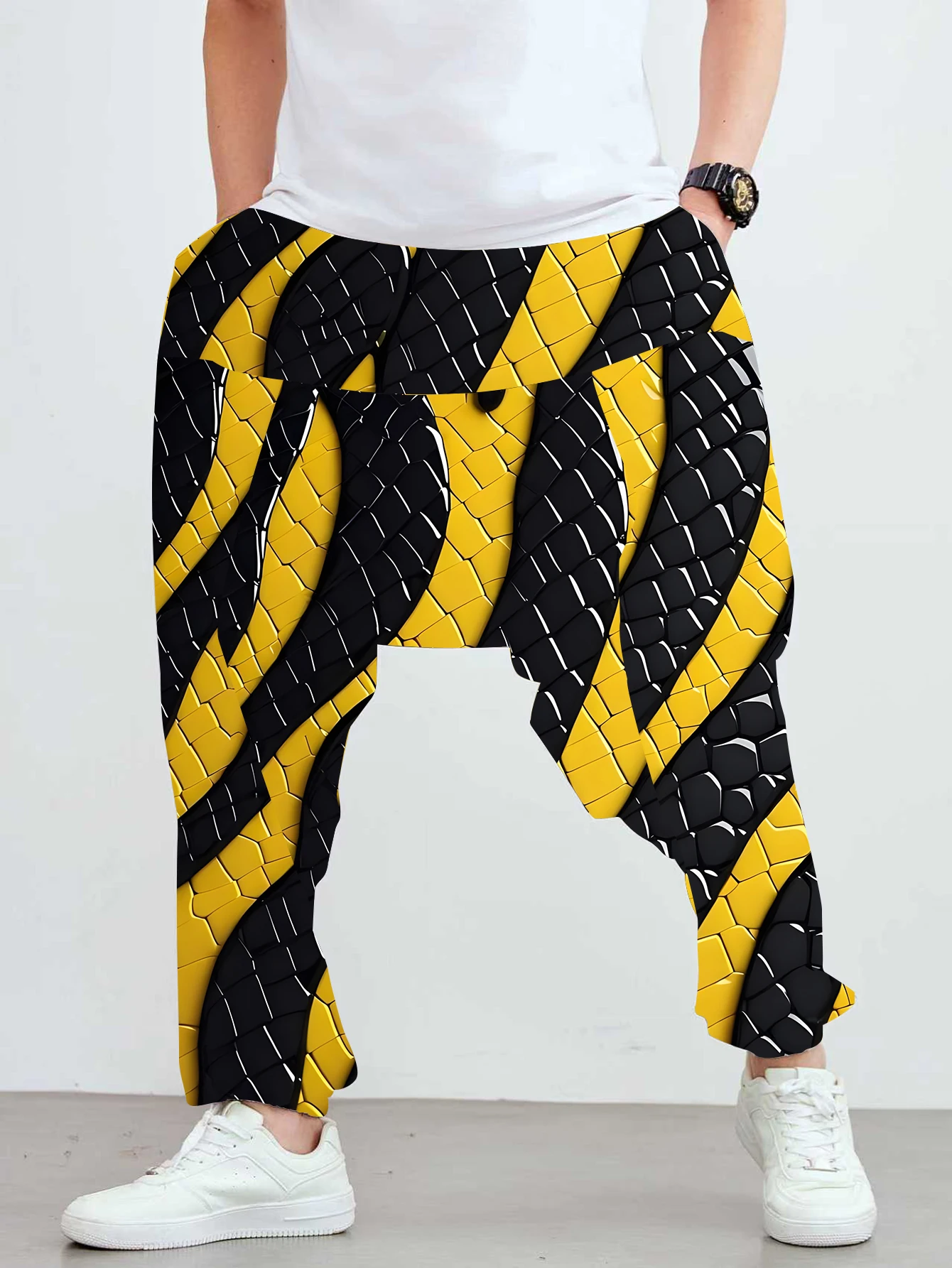 Men's halter pants, with black and yellow prints, featuring drawstring and pocket designs, suitable for casual wear.
Men's halter pants, with black and yellow prints, featuring drawstring and pocket designs, suitable for casual wear.