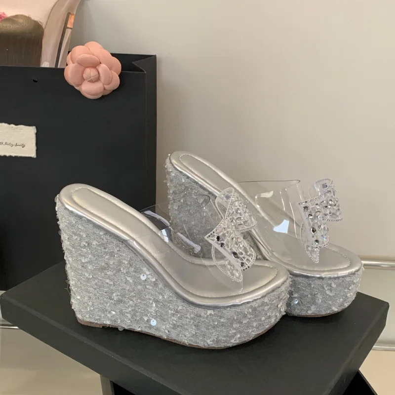 Shoes Woman 2025 Butterfly-Knot Glitter Slides Slippers Soft On A Wedge Pantofle Heeled Mules Jelly Comfort New High Fabric PU S
Shoes Woman 2025 Butterfly-Knot Glitter Slides Slippers Soft On A Wedge Pantofle Heeled Mules Jelly Comfort New High Fabric PU S