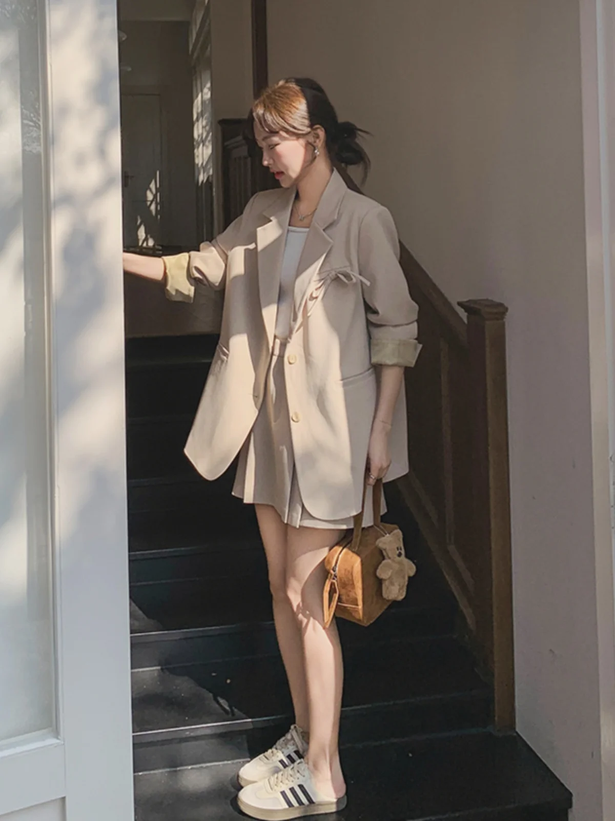 Весенне-осенний комплект: юбка и пиджак в клетку, женский модный костюм, омолаживающий образ, стильный наряд, трендовая рабочая одежда 2025 года
Весенне-осенний комплект: юбка и пиджак в клетку, женский модный костюм, омолаживающий образ, стильный наряд, трендовая рабочая одежда 2025 года