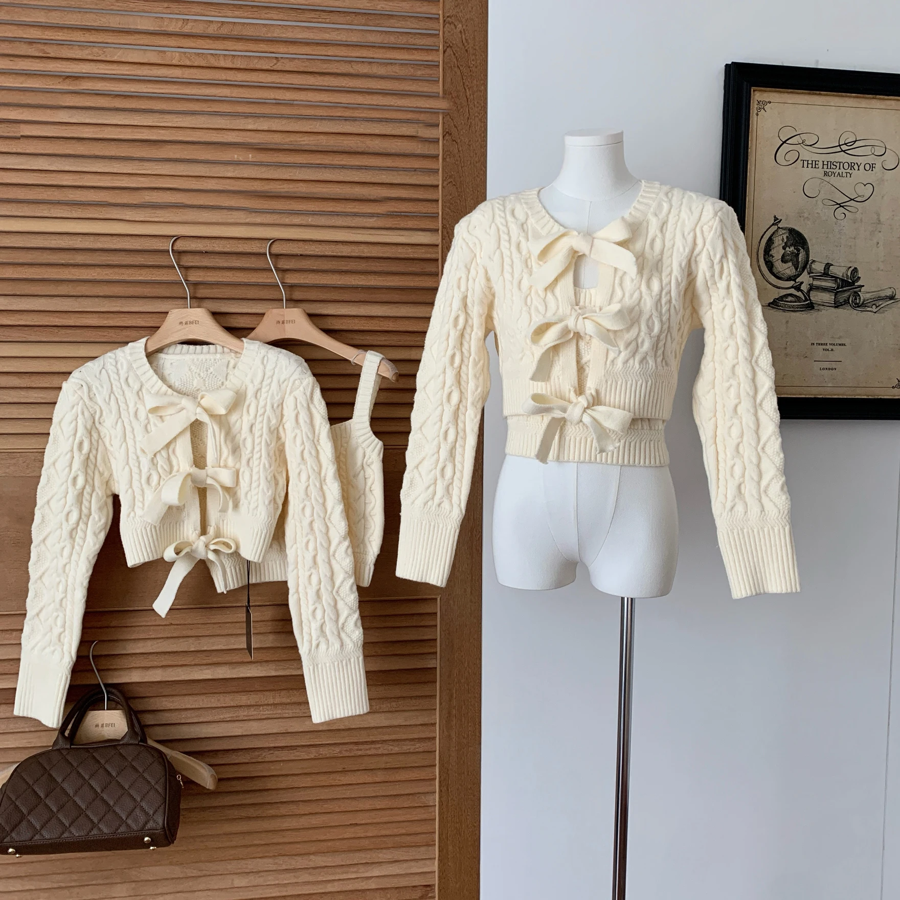 Women's Sweet Two Pieces Cardigan Suit Lady Cute Bowknot Long Sleeve Twisted Pattern Short Cardigan + Slim Knitted Camis
Women's Sweet Two Pieces Cardigan Suit Lady Cute Bowknot Long Sleeve Twisted Pattern Short Cardigan + Slim Knitted Camis