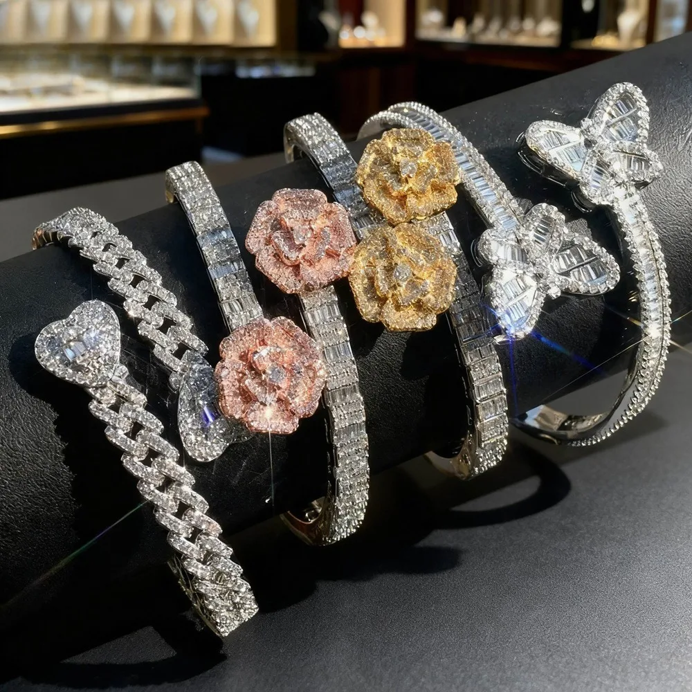 New Women's Zircon-Set Pen Rose Butterfly Heart-Shaped Bracelet, Fashionable and luxurious for Banquets.
New Women's Zircon-Set Pen Rose Butterfly Heart-Shaped Bracelet, Fashionable and luxurious for Banquets.