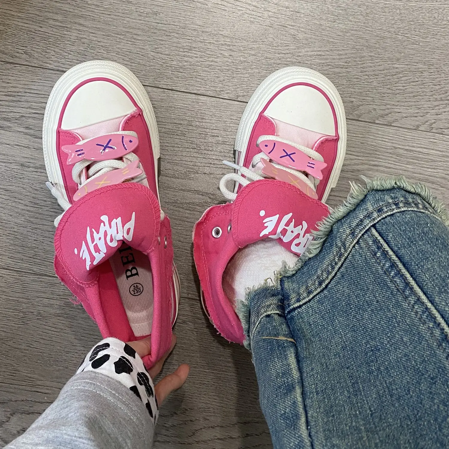Original Red High-top Canvas Shoes for Women 2026 Autumn New Thick Sole Cute Casual Sneakers Chinese Chic Niche Women Shoes
Original Red High-top Canvas Shoes for Women 2026 Autumn New Thick Sole Cute Casual Sneakers Chinese Chic Niche Women Shoes