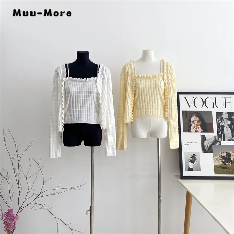 2023 Autumn Winter Sweet Girl Style Twist Single Breasted Ruffled Knitted Vest Cardigan Two Piece Suit for Women Knitted Top
2023 Autumn Winter Sweet Girl Style Twist Single Breasted Ruffled Knitted Vest Cardigan Two Piece Suit for Women Knitted Top