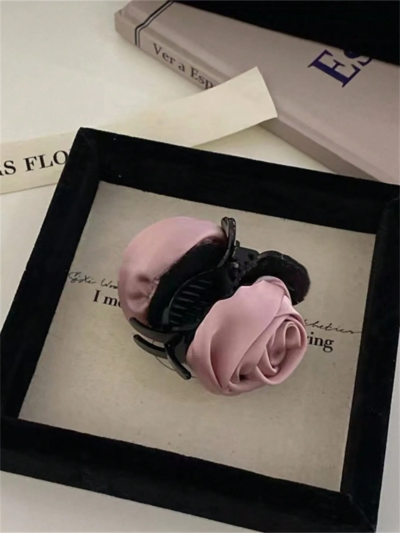 1 женская заколка для волос из розовой атласной ткани
1 женская заколка для волос из розовой атласной ткани