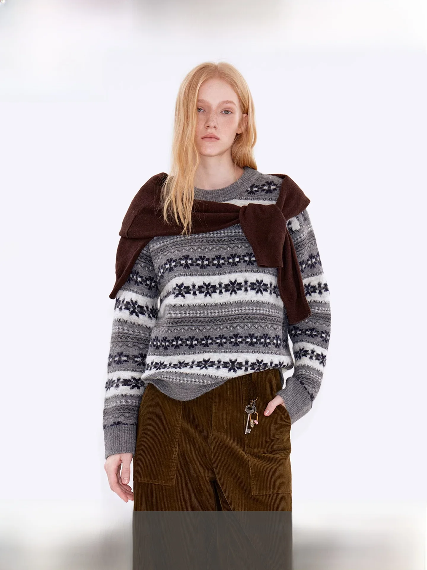 Свитер Fano свободного кроя из смесовой шерсти с узором Fair Isle и градиентным цветовым дизайном, мягкий нейлон и верблюжья шерсть
Свитер Fano свободного кроя из смесовой шерсти с узором Fair Isle и градиентным цветовым дизайном, мягкий нейлон и верблюжья шерсть