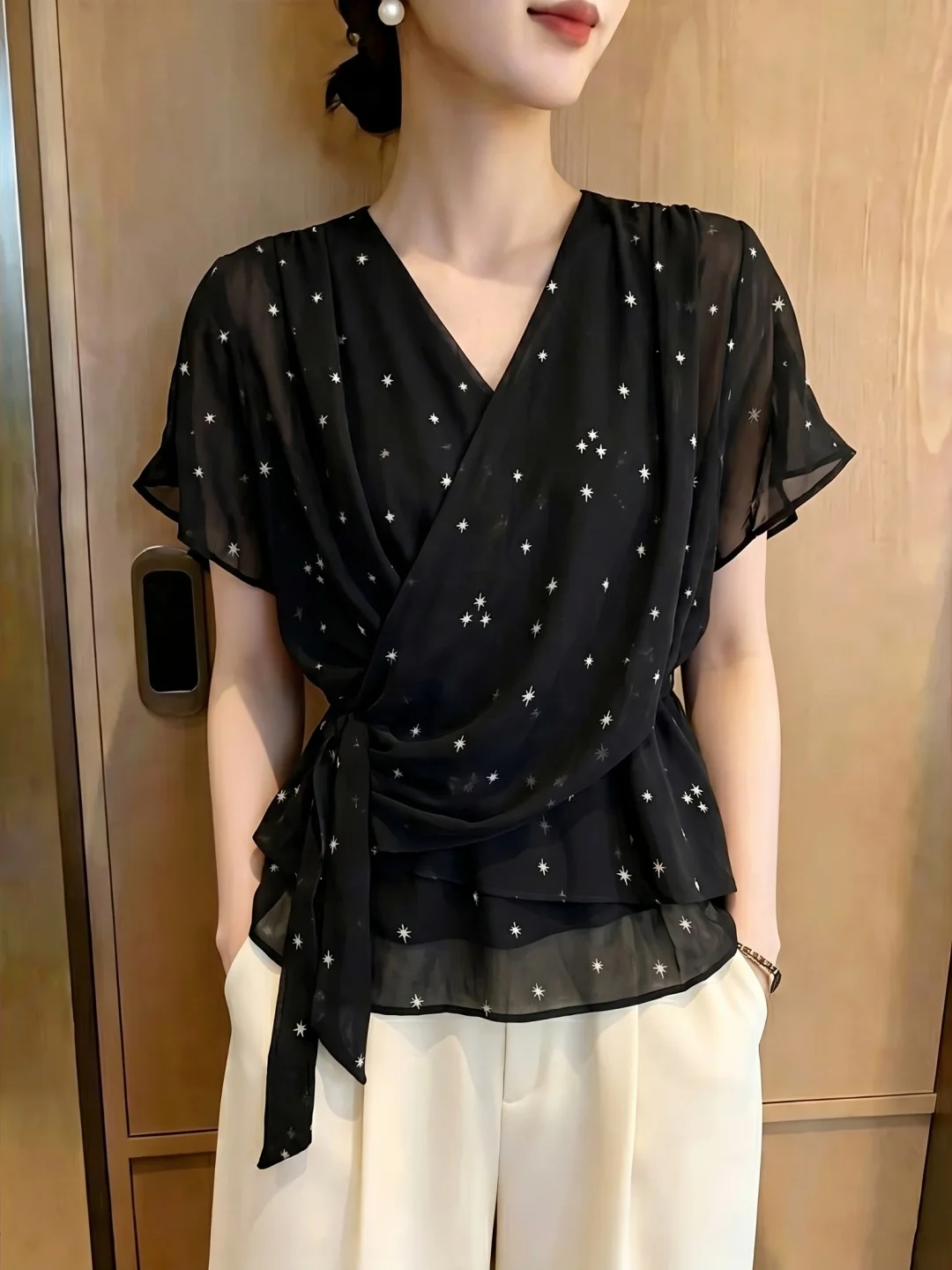 Fashionable V-Neck Short Sleeve Top Slimming Waist Design Korean Style Commute Straight Cut Silk Women's Shirt Summer Trend
Fashionable V-Neck Short Sleeve Top Slimming Waist Design Korean Style Commute Straight Cut Silk Women's Shirt Summer Trend