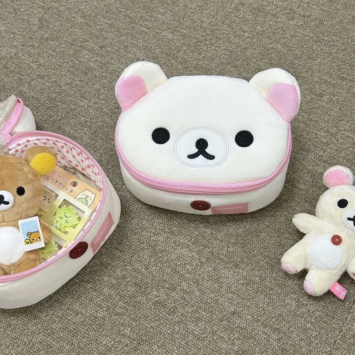 Милая плюшевая сумка-косметичка Rilakkuma (коричнево-белая) для хранения, портативная, стереоскопическая, в стиле аниме, подарок для женщин, для туалетных принадлежностей
Милая плюшевая сумка-косметичка Rilakkuma (коричнево-белая) для хранения, портативная, стереоскопическая, в стиле аниме, подарок для женщин, для туалетных принадлежностей