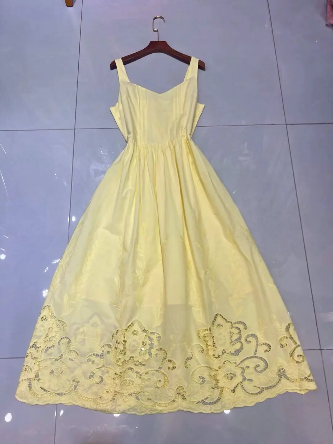 2025 Summer Fashion Long Dress High Quality Cotton Lady Spaghetti Strap Hollow Out Embroidery Sexy Long White Yellow Dress Maxi
2025 Summer Fashion Long Dress High Quality Cotton Lady Spaghetti Strap Hollow Out Embroidery Sexy Long White Yellow Dress Maxi