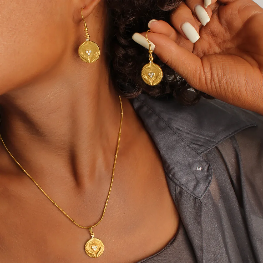 DIY accessories Guangdong Jewelry Foreign Trade Coin Round Brand Diamond Earrings Pendant Necklace Titanium Steel 18K Gold Love
DIY accessories Guangdong Jewelry Foreign Trade Coin Round Brand Diamond Earrings Pendant Necklace Titanium Steel 18K Gold Love