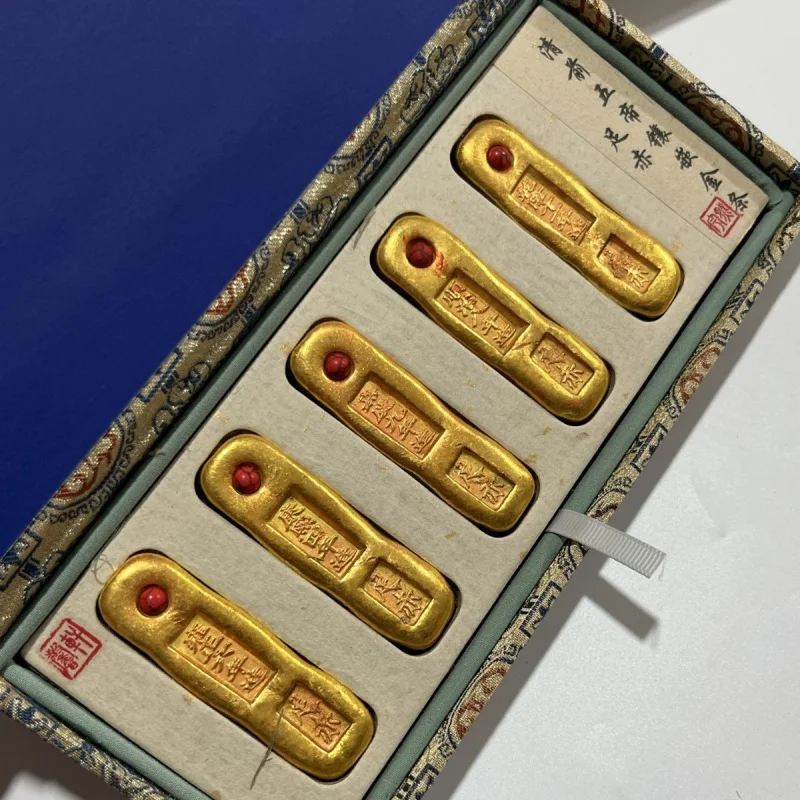 Pure copper Xinxuan graded bars gold ingots from the Central Mint, with box, for film television, antique and colle
Pure copper Xinxuan graded bars gold ingots from the Central Mint, with box, for film television, antique and colle