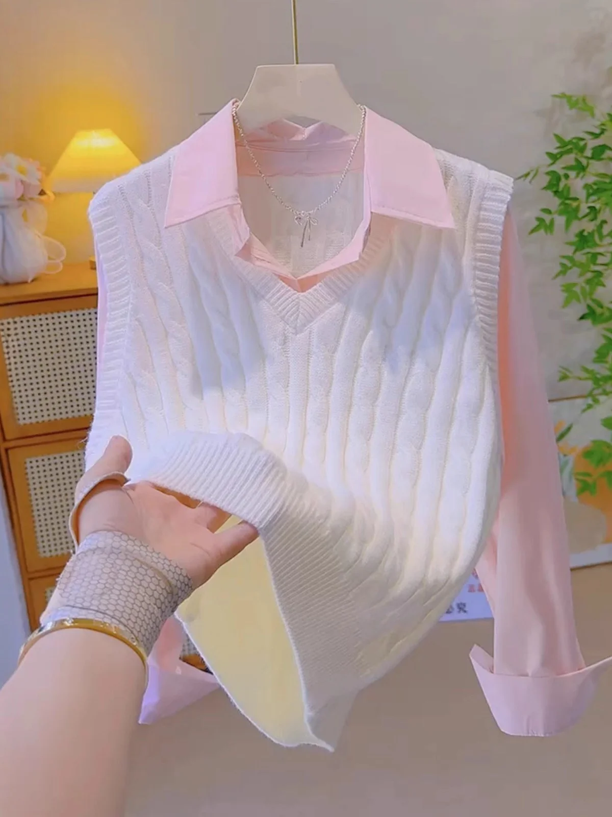 Korean Style Slimming Fake Two-Piece Knitwear Shirt Collar Long Sleeve Neck Sweater Women's Fashion Autumn Winter New Ar...
Korean Style Slimming Fake Two-Piece Knitwear Shirt Collar Long Sleeve Neck Sweater Women's Fashion Autumn Winter New Ar...