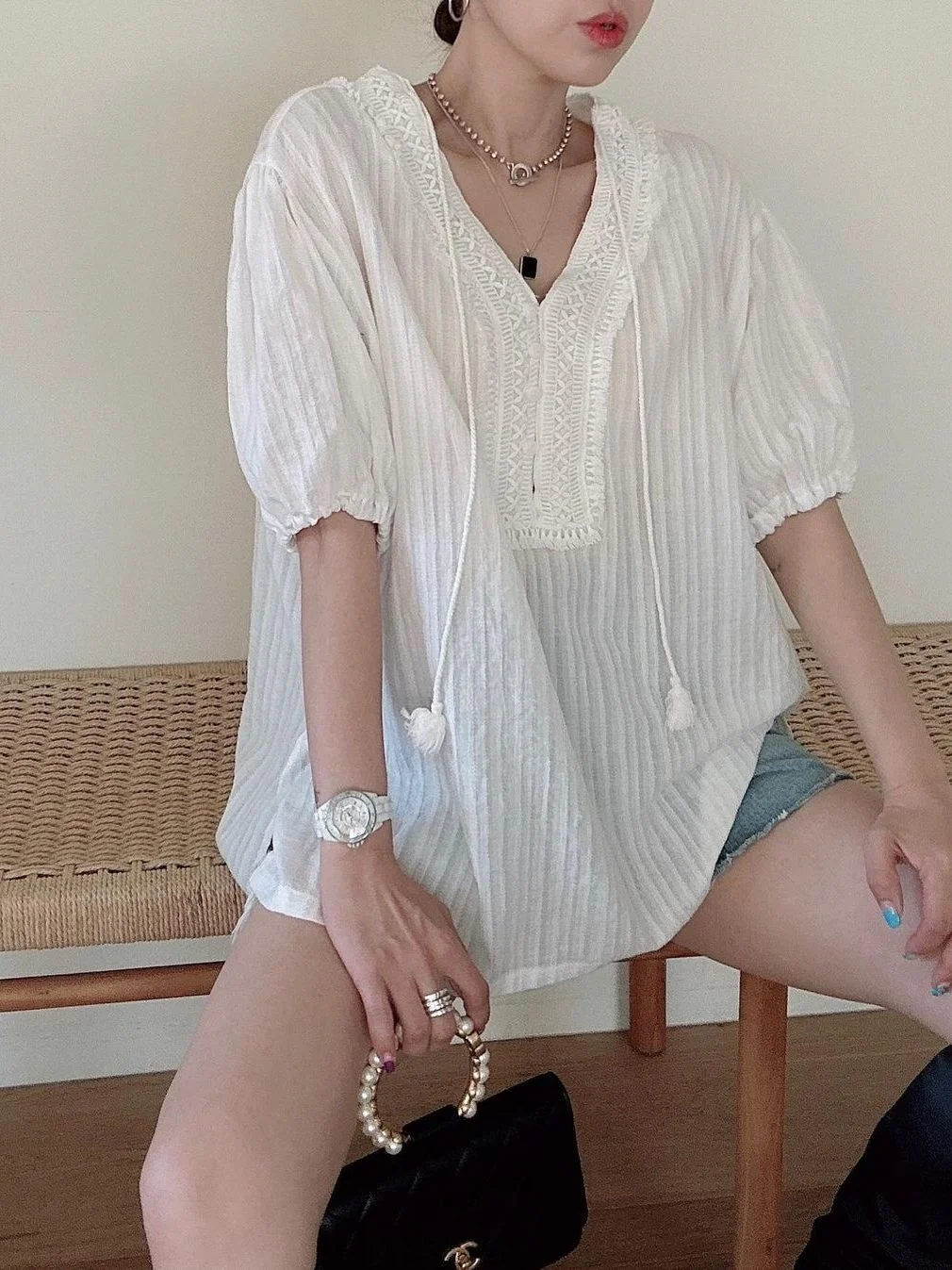 Loose Lace Bubble Sleeve Shirt Women's V-neck Embroidered Floral Print Slimming Vertical Texture Top with Sash Summer Cotton
Loose Lace Bubble Sleeve Shirt Women's V-neck Embroidered Floral Print Slimming Vertical Texture Top with Sash Summer Cotton
