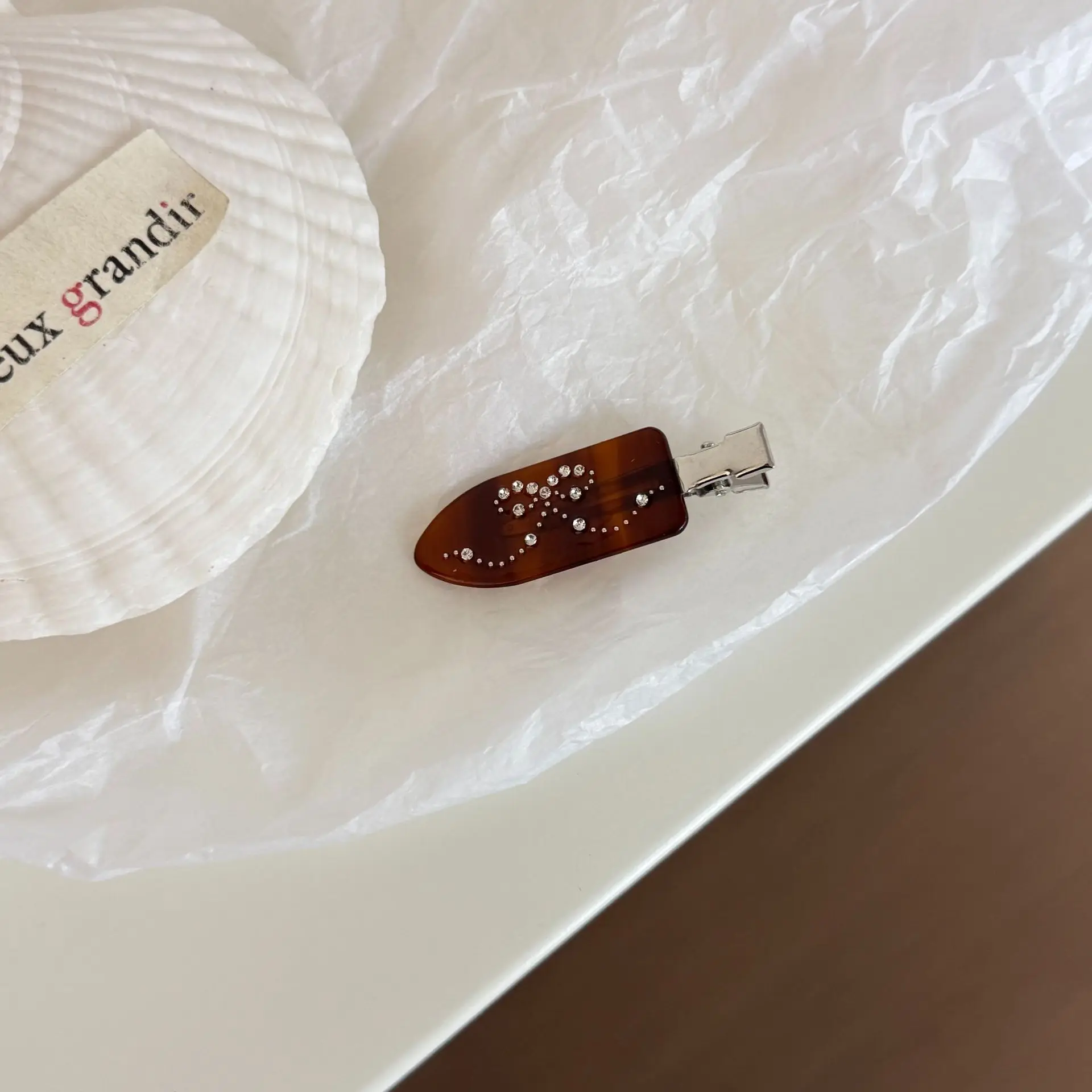 High Quality Elegant Non Slip Hair Clip Crystal Rhinestone Acetate Texture Finish for Women Daily Use Very Gentle Soft
High Quality Elegant Non Slip Hair Clip Crystal Rhinestone Acetate Texture Finish for Women Daily Use Very Gentle Soft