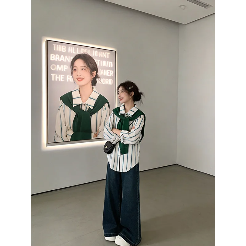 Korean Striped Patchwork Women's irt Spring Design Bell Bot Straight Leg Denim Two Piece Set Faionable Casual Outfit
Korean Striped Patchwork Women's irt Spring Design Bell Bot Straight Leg Denim Two Piece Set Faionable Casual Outfit
