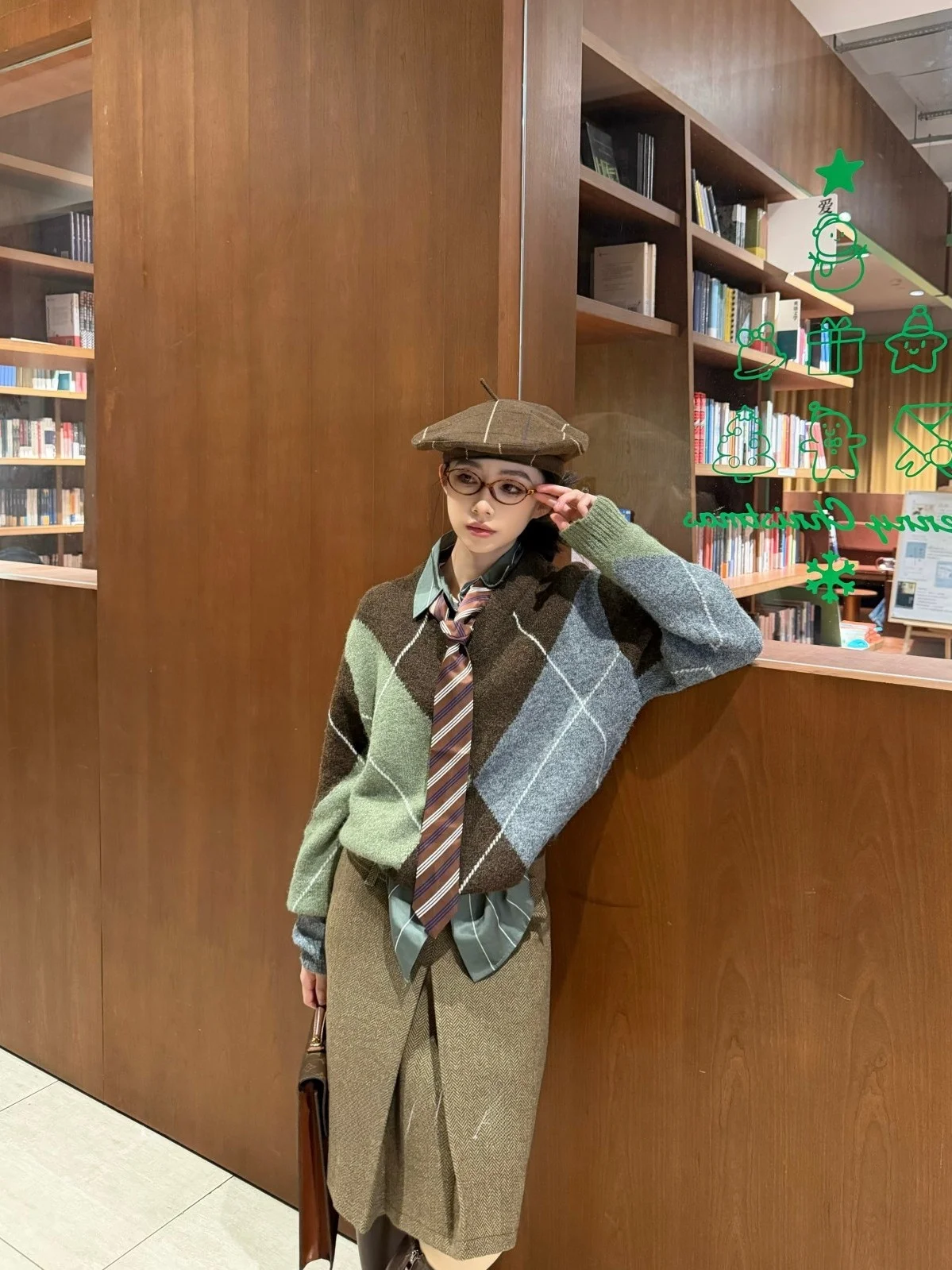 Женский свитер SIMONA с V-образным вырезом, длинными рукавами, в полоску и клетку, в университетском стиле, повседневный, свободного кроя, осенне-зимний
Женский свитер SIMONA с V-образным вырезом, длинными рукавами, в полоску и клетку, в университетском стиле, повседневный, свободного кроя, осенне-зимний